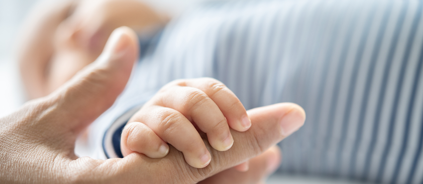 hand-newborn-baby-that-holds-fingers-mother.png -