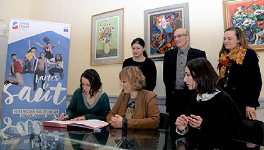 2017-01-09-signature_contrat_service_civique_vignette.jpg 2017 01 09 signature contrat service civique vignette